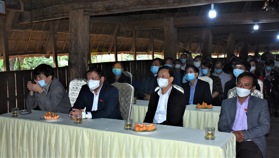 Đồng chí Bí thư Tỉnh ủy Dương Văn Trang và Bộ trưởng Bộ VH-TT&DL Nguyễn Văn Hùng dự lễ tái hiện Tết “Et Đông” ở làng Kon Brắp Ju. Ảnh: VP