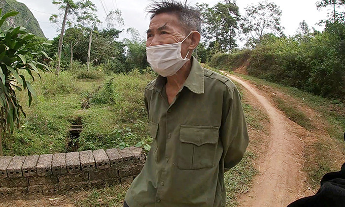 Ông Ban Văn Thường chia sẻ câu chuyện về hang Dơi. Ông Ban Văn Thường chia sẻ câu chuyện về hang Dơi.