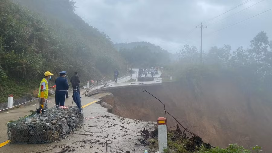 Cơ quan chức năng đã huy động máy móc, tập kết vật liệu, tập trung khắc phục để đảm bảo giao thông. Ảnh: Thiên Ân