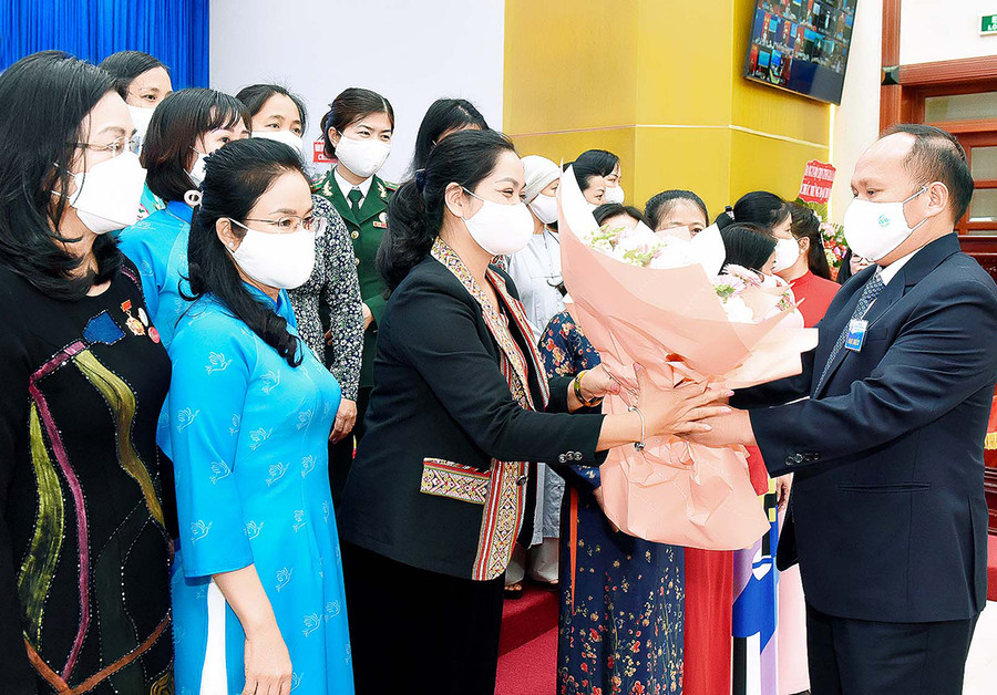 Phó Bí thư Tỉnh ủy Rah Lan Chung tặng hoa chúc mừng bà Rơ Chăm H'Hồng tái đắc cử Chủ tịch Hội LHPN tỉnh Gia Lai nhiệm kỳ 2021-2026. Ảnh: Đức Thụy