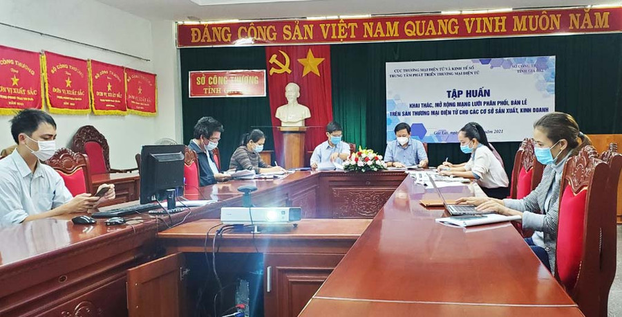 Quang cảnh điểm cầu lớp tập huấn thương mại điện tử năm 2021 tại Sở Công thương. Ảnh: Sơn Ca