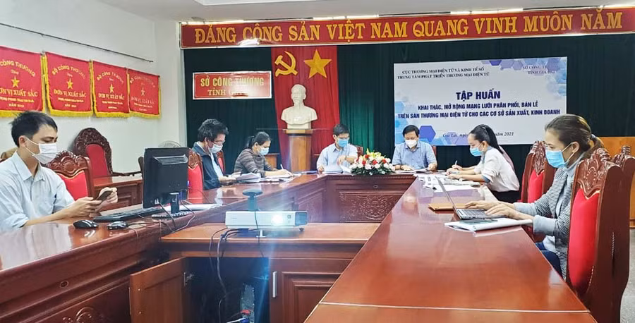 Quang cảnh điểm cầu lớp tập huấn thương mại điện tử năm 2021 tại Sở Công thương. Ảnh: Sơn Ca
