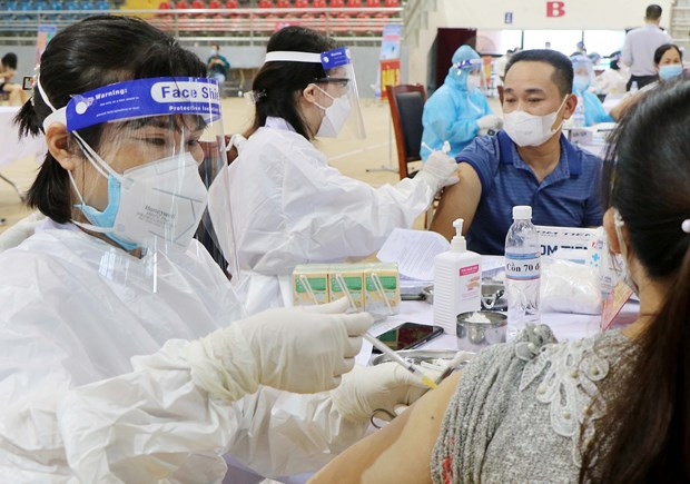 Nhân viên y tế tiêm chủng vaccine cho người dân. Ảnh: Trung Kiên/TTXVN Nhân viên y tế tiêm chủng vaccine cho người dân. Ảnh: Trung Kiên/TTXVN