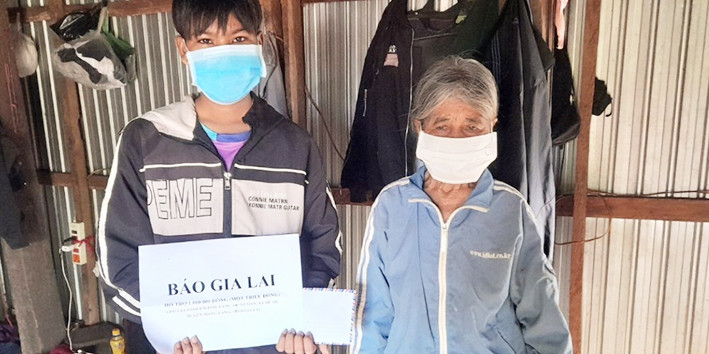  Em Hmu nhận tiền do bạn đọc Báo Gia Lai trao tặng Ảnh: Lệ Hằng