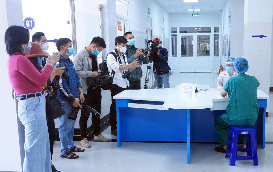  Phóng viên báo, đài Gia Lai tác nghiệp về phòng-chống dịch Covid-19. Ảnh: Hùng Hoa Lư