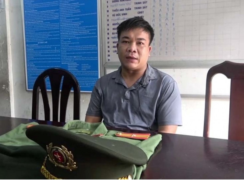 Hải và bộ quân phục mua trên mạng.