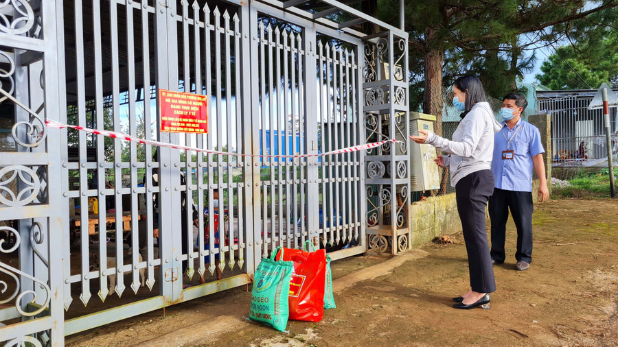 Tổ công tác của UBND phường Hoa Lư (TP. Pleiku) kiểm tra việc cách ly tại nhà và hỗ trợ người dân có hoàn cảnh khó khăn. Ảnh: Lê Văn Ngọc