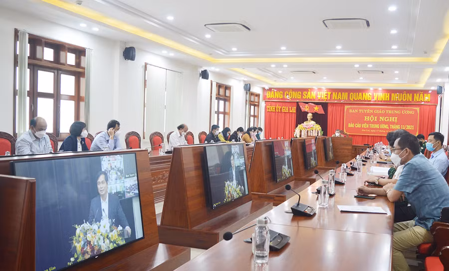  Phó Trưởng ban Tuyên giáo Trung ương định hướng một số nội dung tuyên truyền. Ảnh: Anh Huy 