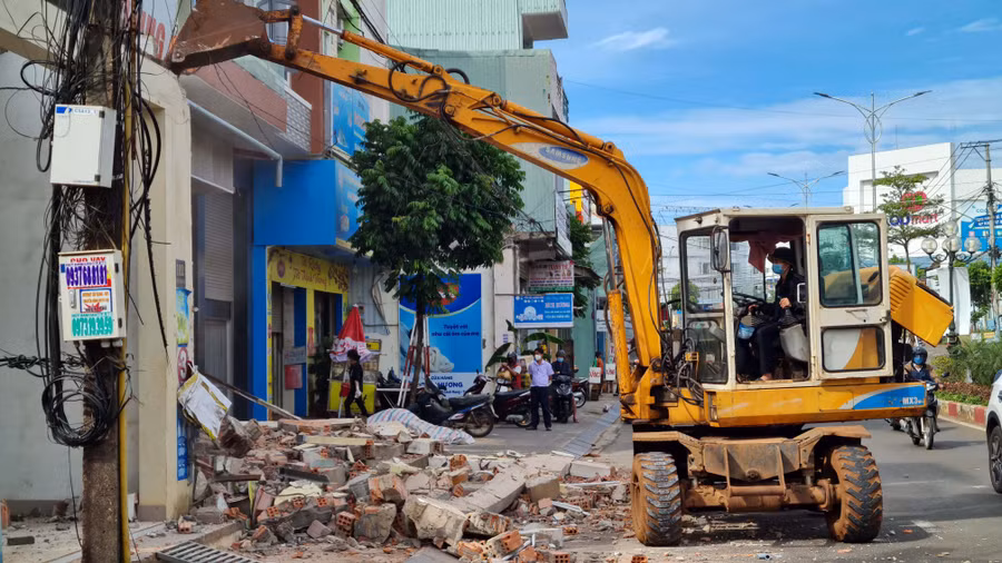 Lực lượng chức năng tiến hành tháo dỡ vật kiến trúc nhà hộ dân tự nguyện hiến đất mở rộng vỉa hè đường Cách Mạng Tháng Tám (phường Hoa Lư, TP. Pleiku). Ảnh: Bá Bính