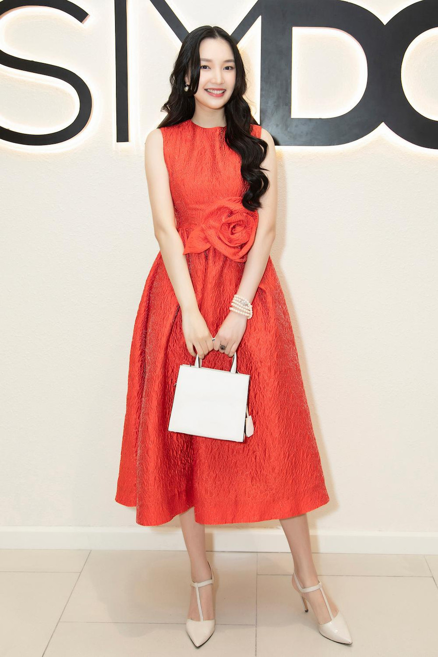 Nàng thơ xứ Huế Ngọc Trân trung thành với hình ảnh thanh lịch. Cô chọn thiết kế váy xòe màu đỏ bắt mắt, có chi tiết hoa hồng 3D ngay thắt eo Nàng thơ xứ Huế Ngọc Trân trung thành với hình ảnh thanh lịch. Cô chọn thiết kế váy xòe màu đỏ bắt mắt, có chi tiết hoa hồng 3D ngay thắt eo