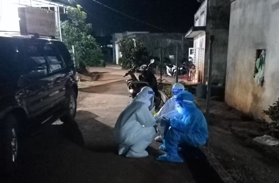 Truy vết các ca F1 trong đêm. Ảnh: CDC Lâm Đồng