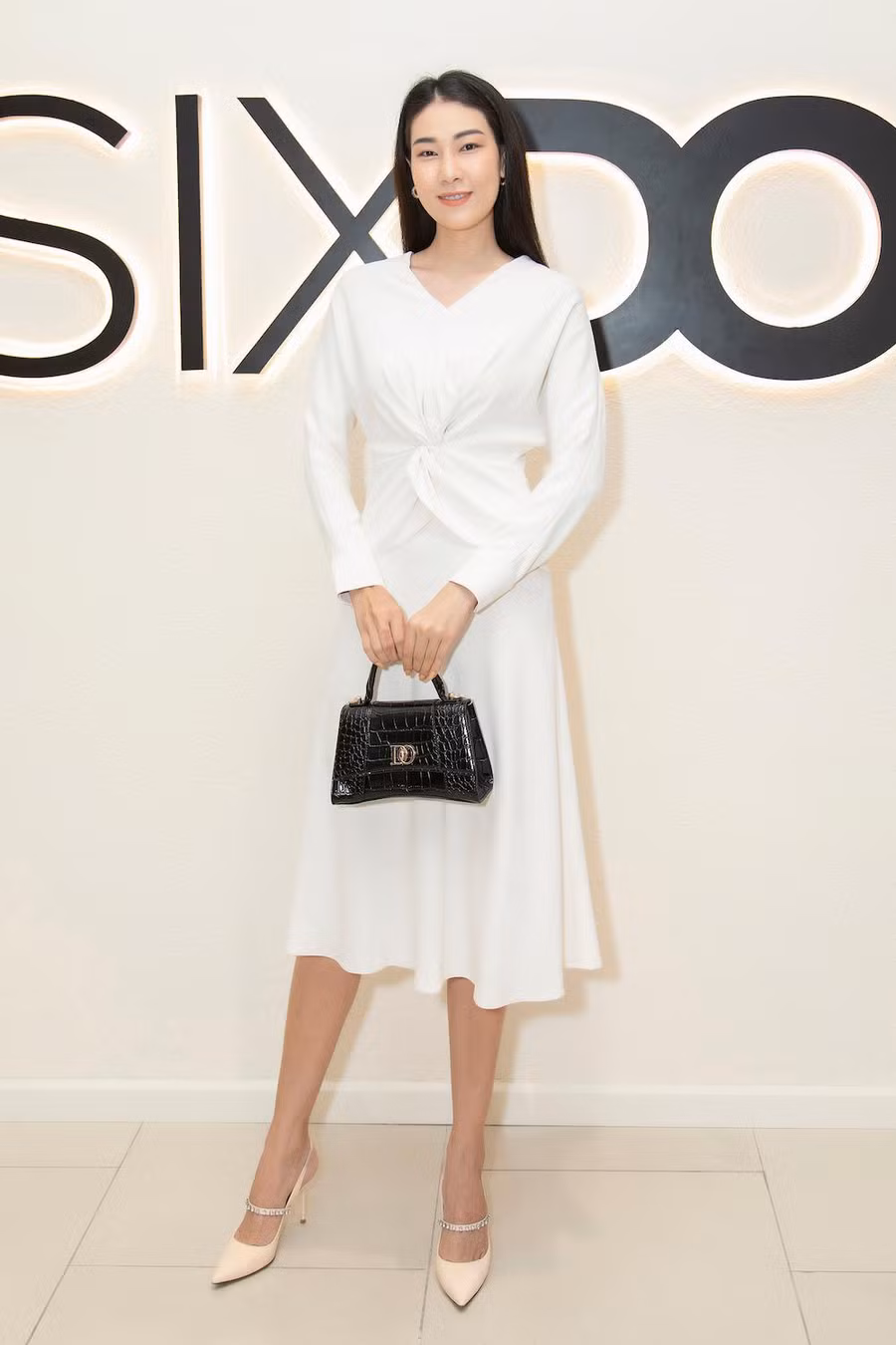 Ngọc Thúy duyên dáng với đầm trắng, nhấn nhá bằng cách gấp vải tạo phom lạ mắt. Ảnh: Huy Nguyễn, Đinh Trung Tín