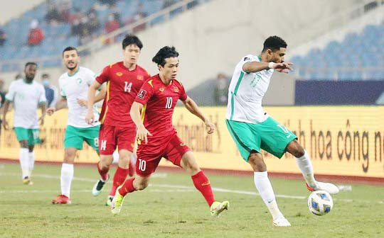 Đội tuyển Ả Rập (ngoài cùng bên phải) Saudi đã thể hiện đẳng cấp cao hơn tại sân Mỹ Đình. Ảnh: Anh Dũng