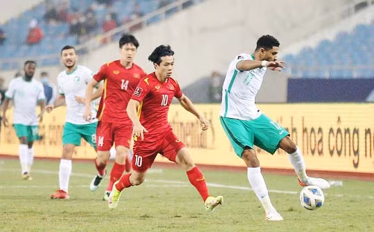 Đội tuyển Ả Rập (ngoài cùng bên phải) Saudi đã thể hiện đẳng cấp cao hơn tại sân Mỹ Đình. Ảnh: Anh Dũng