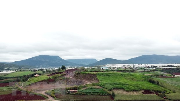 Cả một ngọn núi ở thôn 3, xã Đạ Ròn (Đơn Dương) bị doanh nghiệp moi ruột lấy đất và đá xây dựng đi bán. Ảnh: TTXVN Cả một ngọn núi ở thôn 3, xã Đạ Ròn (Đơn Dương) bị doanh nghiệp moi ruột lấy đất và đá xây dựng đi bán. Ảnh: TTXVN