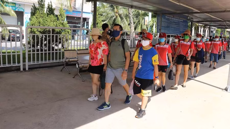  Chỉ đi du lịch khi đã tiêm đủ 2 mũi vắc xin. Ảnh: Lã Nghĩa Hiếu