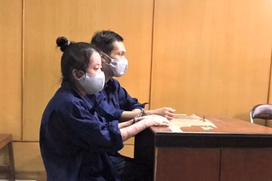 Bị cáo Thanh và bị cáo Trúc tại tòa.