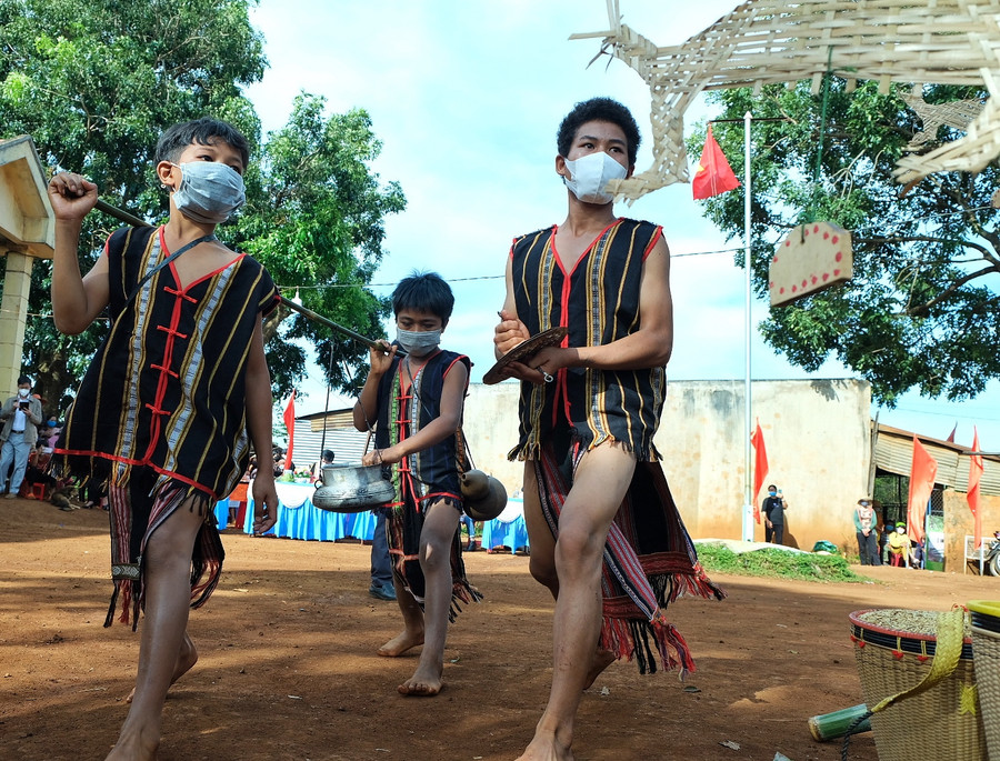 Thế hệ trẻ làng Ó hiểu hơn các giá trị văn hóa truyền thống qua lễ mừng lúa mới. Ảnh: Hoàng Ngọc