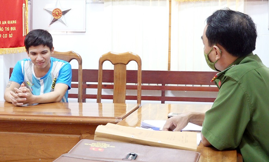 Tại cơ quan điều tra, bước đầu đối tượng Hồng khai nhận hành vi sát hại con gái của người tình. Ảnh: VT