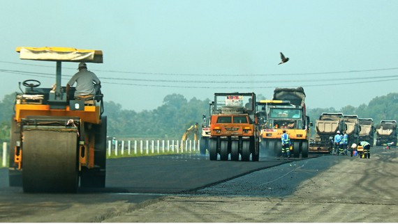 Trải thảm nhựa cao tốc Trung Lương - Mỹ Thuận đoạn qua huyện Cai Lậy, Tiền Giang Trải thảm nhựa cao tốc Trung Lương - Mỹ Thuận đoạn qua huyện Cai Lậy, Tiền Giang
