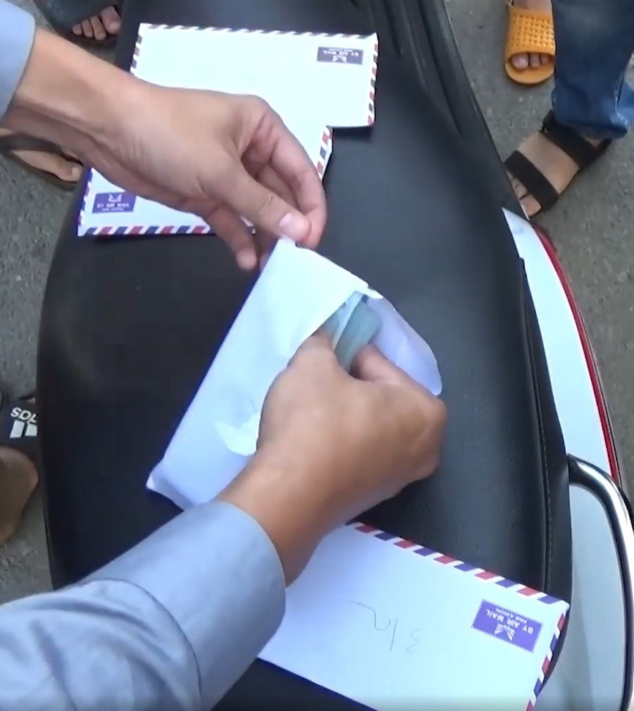 Tiền giả cất trong xe của đối tượng. Tiền giả cất trong xe của đối tượng.