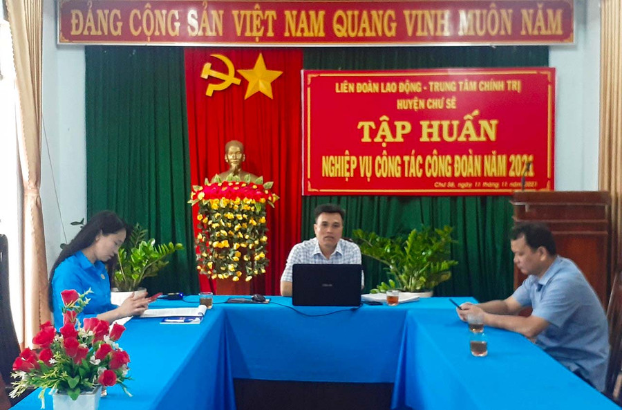 Ông Đoàn Khắc Đệ-Phó ban Dân vận Huyện uỷ(người ngồi chính diện) tham gia báo cáo chuyên đề tại hội nghị tập huấn. Ảnh: Hoàng Viên