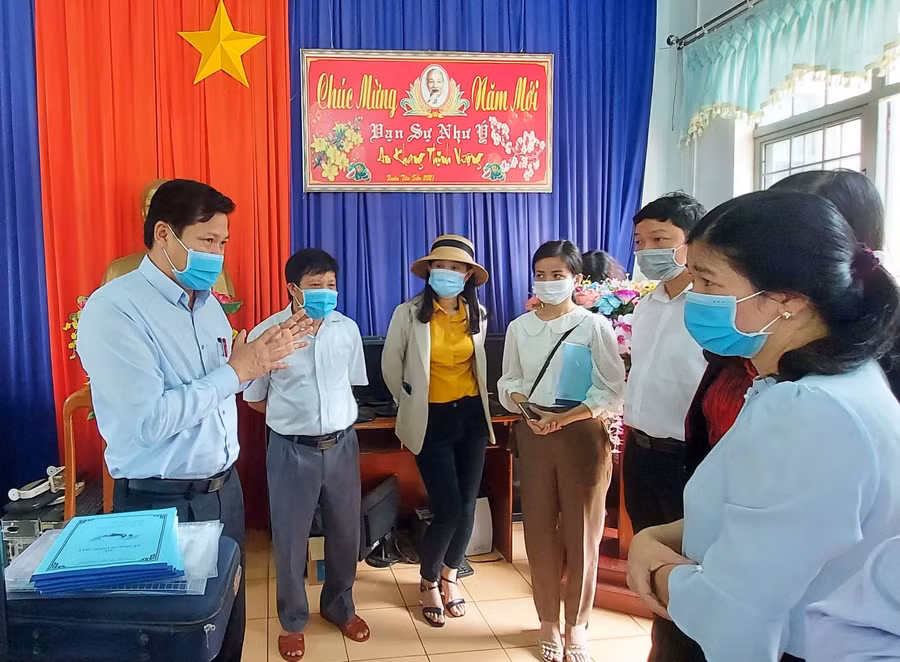 Đoàn giám sát HĐND tỉnh khảo sát tại Trường Tiểu học thị trấn Phú Hòa. Ảnh: Thiên Di