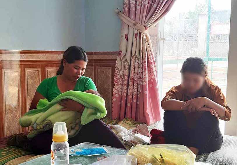 Em Puih H'Sinh (SN 2003, làng Jut 2) cũng có mối tình học trò cách đây hơn 2 năm (ảnh chụp trước 30-4). Ảnh: Minh Nguyễn