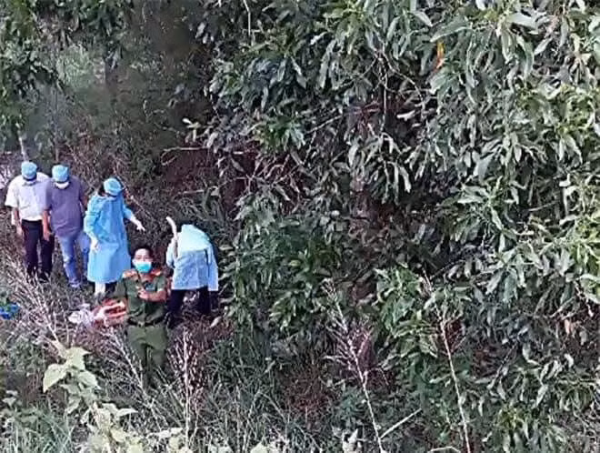 Lực lượng chức năng khám nghiệm hiện trường vụ người phụ nữ bán gà bị sát hại, giấu xác phi tang - Ảnh: TN