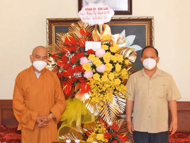 Phó Bí thư Tỉnh ủy Rah Lan Chung (phải) tặng lẵng hoa của Tỉnh ủy chúc mừng Ban Trị sự Giáo hội Phật giáo Việt Nam tỉnh nhân dịp kỷ niệm 40 năm thành lập Giáo hội Phật Giáo Việt Nam (1147)