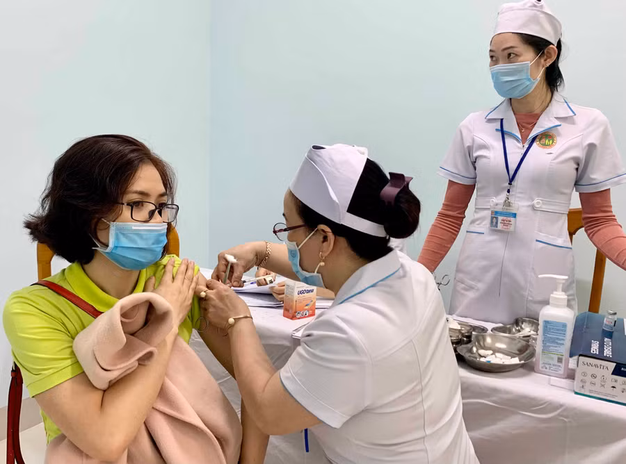 Người dân tiêm vắc xin phòng Covid-19 tại Bệnh viện Đa khoa tỉnh. Ảnh: Như Nguyện