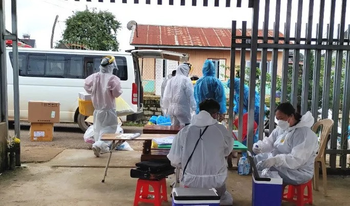 Lấy mẫu test nhanh truy vết Covid-19 tại huyện Lạc Dương (Lâm Đồng).