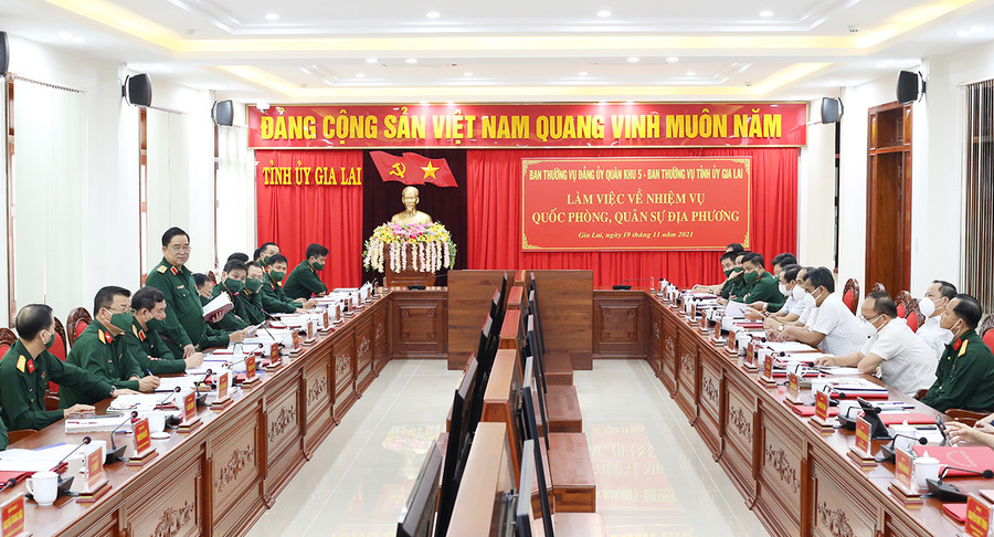 Quang cảnh buổi làm việc. Ảnh: Đăng Vũ Ban Thường vụ Đảng ủy Quân khu 5 làm việc với Ban Thường vụ Tỉnh ủy Gia Lai. Ảnh: Đăng Vũ