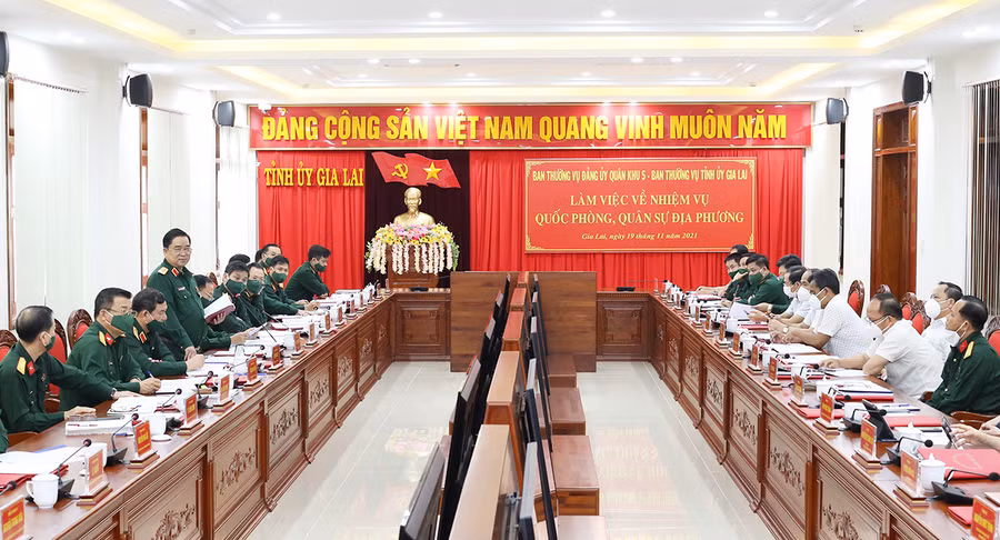  Ban Thường vụ Đảng ủy Quân khu 5 làm việc với Ban Thường vụ Tỉnh ủy Gia Lai. Ảnh: Đăng Vũ