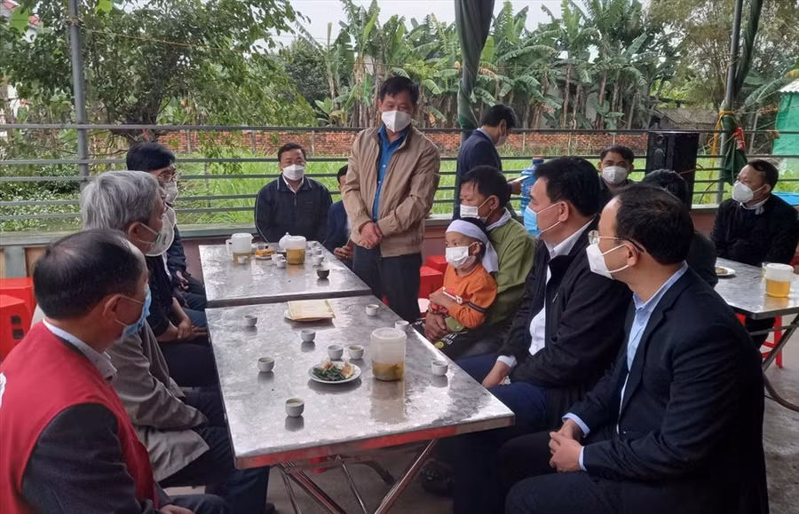 Ông Mai Bá Nam - Phó Chủ tịch LĐLĐ tỉnh Thanh Hoá - thăm hỏi, động viên thân nhân công nhân tử vong sau tiêm vaccine COVID-19. Ảnh: T.L