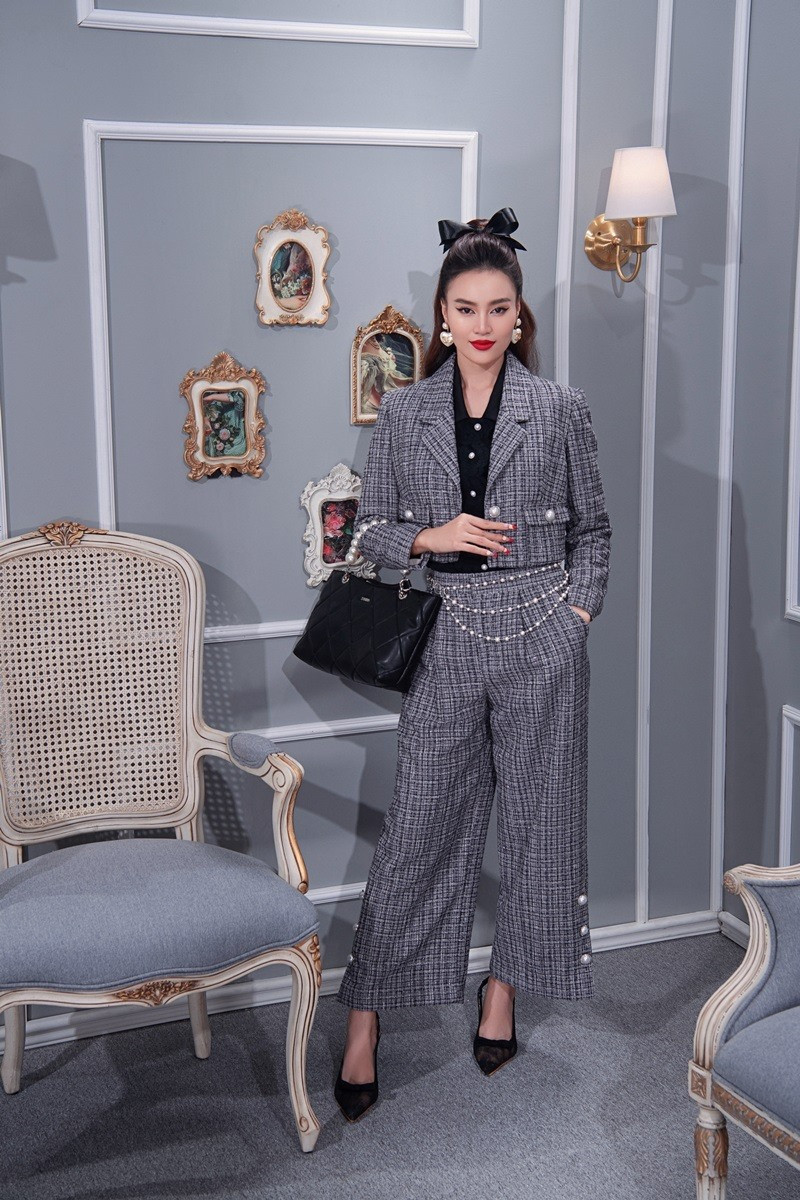 Phong cách những thập niên cũ được Lan Ngọc thể hiện với áo vest và quần cullotes. Người đẹp hướng tới hình ảnh một quý cô độc lập, tự chủ bản thân.