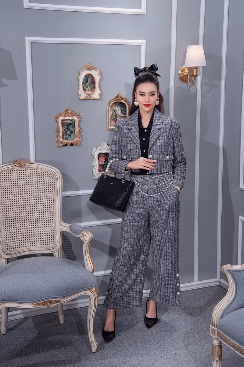 Phong cách những thập niên cũ được Lan Ngọc thể hiện với áo vest và quần cullotes. Người đẹp hướng tới hình ảnh một quý cô độc lập, tự chủ bản thân.