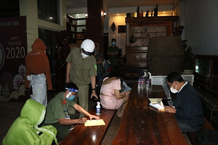 Một quán karaoke ở phường Tân Lợi (TP.Buôn Ma Thuột, tỉnh Đắk Lắk) hoạt động trái quy định về phòng, chống dịch của địa phương. Ảnh: B.T