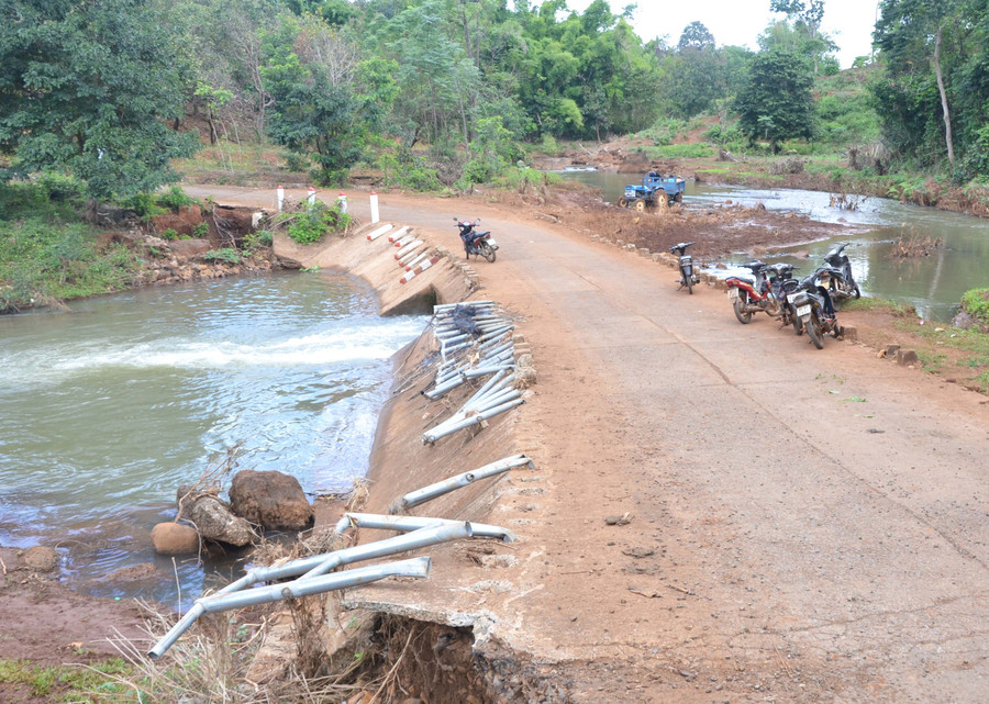 Lan can cầu cây đa di sản Việt Nam bị hư hỏng nặng. Ảnh: Hoàng Minh