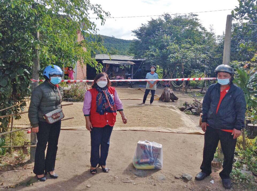 Tặng quà cho người dân đang thực hiện cách ly y tế tại nhà trên địa bàn xã Chư Đăng Ya. Ảnh: Hồng Ngọc