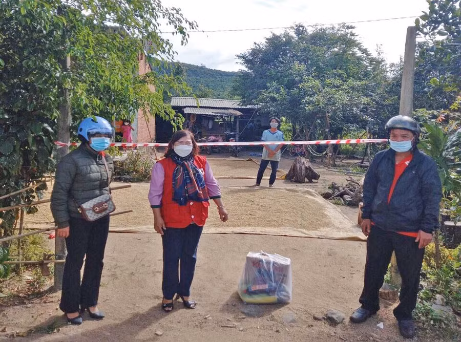 Tặng quà cho người dân đang thực hiện cách ly y tế tại nhà trên địa bàn xã Chư Đăng Ya. Ảnh: Hồng Ngọc