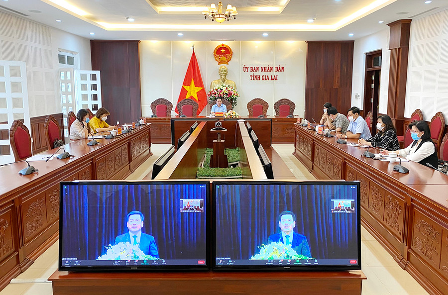 Quang cảnh lễ khởi động chuỗi chương trình tư vấn cung cấp thông tin cho địa phương, hiệp hội, doanh nghiệp Việt Nam về thị trường xuất-nhập khẩu tại điểm cầu Gia Lai. Ảnh: Hà Duy Bộ trưởng Bộ Công thương Nguyễn Hồng Diên phát biểu chỉ đạo tại Lễ khởi động chuỗi chương trình tư vấn cung cấp thông tin về thị trường xuất-nhập khẩu. Ảnh: Hà Duy