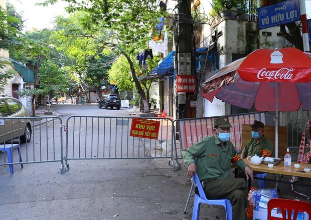 Hà Nội phong tỏa nhiều hộ dân phường Nguyễn Du do liên quan đến các ca nhiễm COVID-19. Nguồn: TTXVN