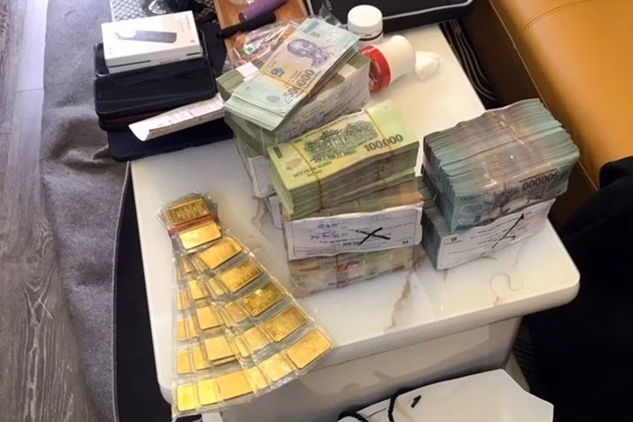 Tang vật của vụ án đường dây đánh bạc 30.000 tỉ đồng vừa bị bóc gỡ. Ảnh CACC