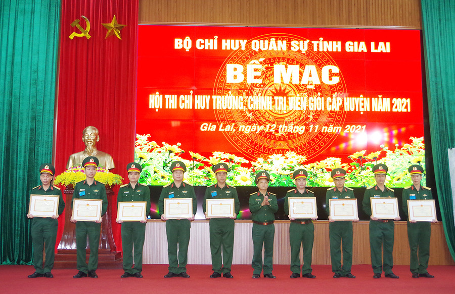  Trao giấy khen cho các tập thể, cá nhân đạt thành tích cao trong hội thi. Ảnh: Thanh Tuyền 