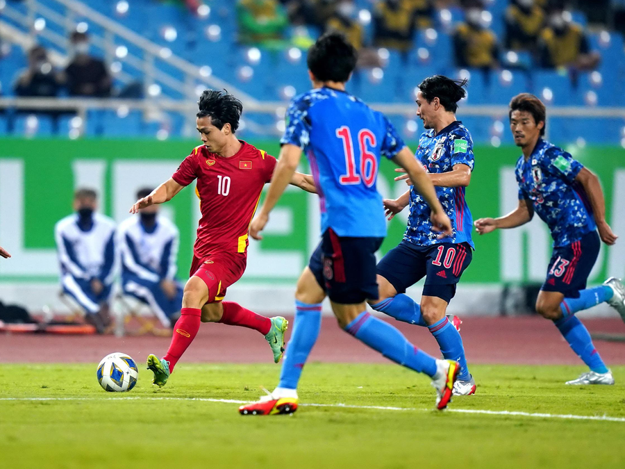 Dù không thua kém trong tranh chấp, nhưng trình độ tuyển Việt Nam (bìa trái) cũng không thể bật lên khi nhiều vị trí đã đụng trần. Ảnh: Độc Lập Dù không thua kém trong tranh chấp, nhưng trình độ tuyển Việt Nam (bìa trái) cũng không thể bật lên khi nhiều vị trí đã đụng trần. Ảnh: Độc Lập