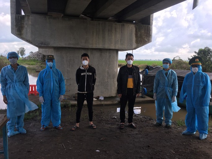 Hai đối tượng người Trung Quốc bị lực lượng Đồn Biên phòng Vĩnh Điều bắt giữ Hai đối tượng người Trung Quốc bị lực lượng Đồn Biên phòng Vĩnh Điều bắt giữ