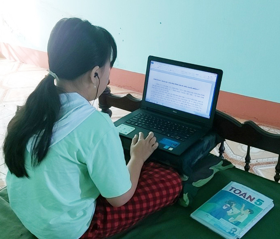Những học sinh là F0, F1 đang duy trì việc học trong điều kiện phải cách ly rất cần được giáo viên quan tâm, giúp đỡ về nhiều mặt. Ảnh: Vĩnh Hoàng Những học sinh là F0, F1 đang duy trì việc học trong điều kiện phải cách ly rất cần được giáo viên quan tâm, giúp đỡ về nhiều mặt. Ảnh: Vĩnh Hoàng