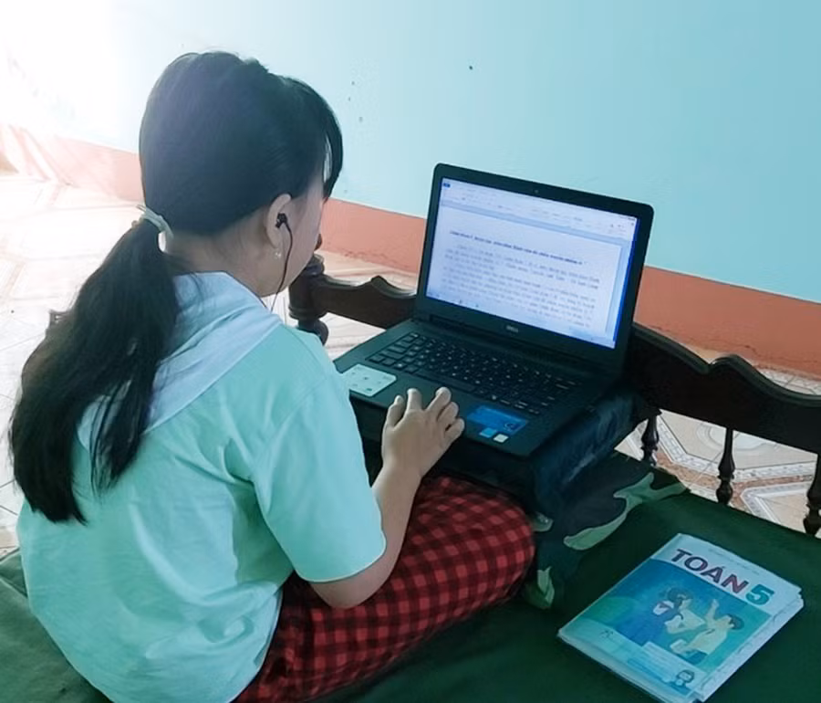  Những học sinh là F0, F1 đang duy trì việc học trong điều kiện phải cách ly rất cần được giáo viên quan tâm, giúp đỡ về nhiều mặt. Ảnh: Vĩnh Hoàng