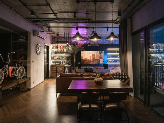 Nếu ưa mạo hiểm và sáng tạo, gia chủ hãy chọn đèn neon. Loại đèn này cũng đặc biệt phù hợp với không gian nội thất theo gam màu tối và đem tới cảm giác hoài cổ.